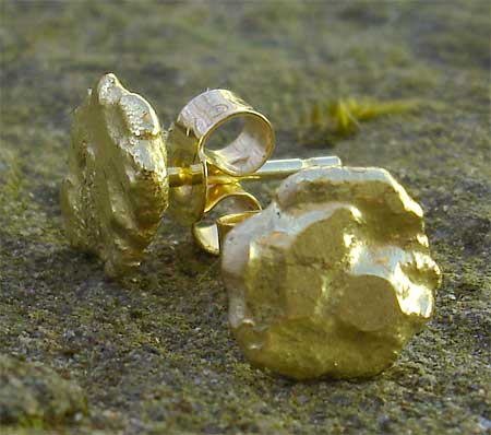 18ct gold stud earrings
