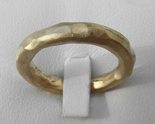 alternative gold wedding ring