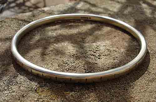 arty-silver-bangle-ar