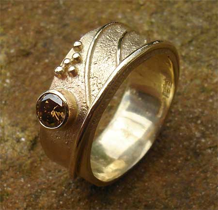 gold gemstone ring