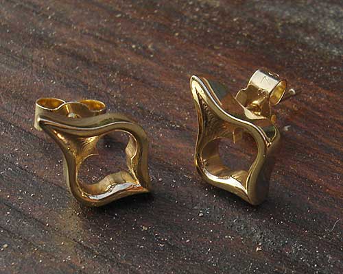 gold heart stud earrings