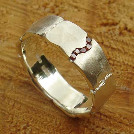 gold ring with red diamonds