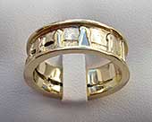 Mens Celtic circle gold wedding ring