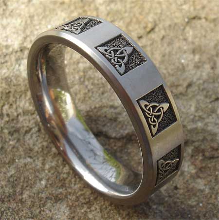 Men&#39;s Trinity Knot Celtic Titanium Ring : LOVE2HAVE in the UK!