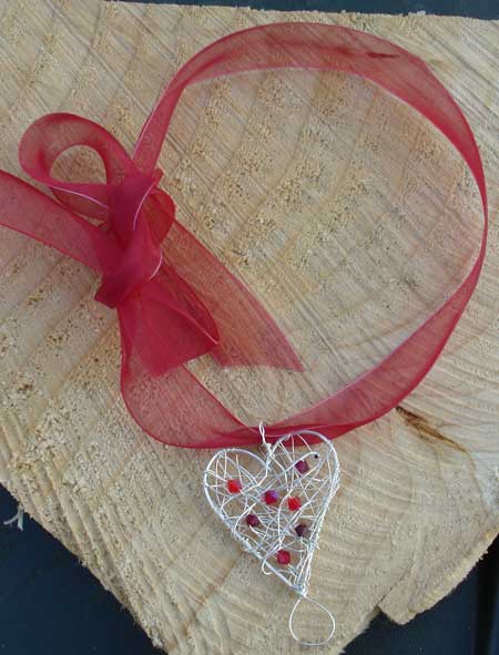 silver wire heart shape necklace