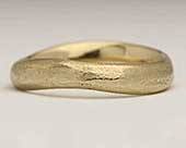 Unusual 9ct gold wedding ring